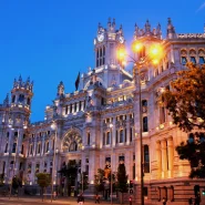 Beleuchtete Fassade des Palacio de Cibeles im Zentrum von Madrid – Motiv aus dem Luxus-Reiseführer für Madrid
