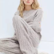 Strickhose Herbst 2025: Beiger Strick-Zweiteiler mit Pullover – gemütlich, modern und elegant kombiniert.