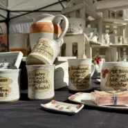 Handgemachte Keramikbecher mit Sprüchen auf dem Töpfermarkt Neu-Ulm 2025 – kleine Schätze und Handmade-Design entdecken.