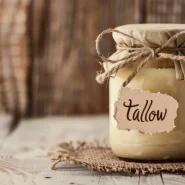 Tallow in Glas – cremiger Rindertalg im Schraubglas mit Jutetuch auf rustikaler Holzoberfläche, Naturkosmetik für Hautpflege