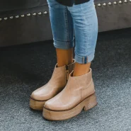 Beiger Chelsea Boot mit breiter Plateausohle, kombiniert mit hochgekrempelter Cropped Jeans im Alltag.