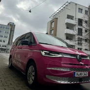 Shopping-Queen-Fahrzeug in pink, geparkt am Straßenrand in Ulm, im Rahmen der Dreharbeiten von Shopping Queen Ulm.