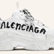 Balenciaga Triple S in Weiß mit markantem Graffiti-Logo und klobiger Chunky-Sohle