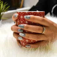 Graublaue Weihnachtsnägel mit Schneeflocken-Motiven und dezentem Glanz