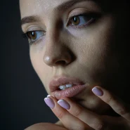 Frau mit dezenten French Nails in zartem Rosé mit weißer Spitze, natürliche Maniküre und gepflegte Nägel