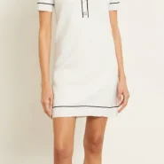 Weißes Strickkleid im Old Money Style mit Polokragen und Kontrastdetails