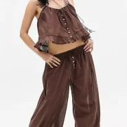 Braune Ballonhose mit weitem Bein und schmal zulaufendem Saum, kombiniert mit einem kurzen Top im gleichen Farbton.