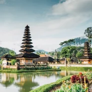 Tempelpagode auf Bali in Indonesien am See, umgeben von Bergen – ein Beispiel für einen der schönsten Orte der Welt