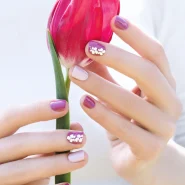 Frühlingsnägel 2026 in Beerenton und Rosé mit dezenten Glanzdetails, elegante Maniküre mit Tulpe im Frühlingslicht