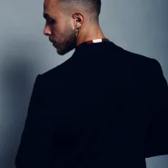 Ein Mann mit Undercut-Frisur, stylish und modern