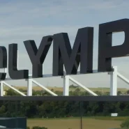 Olymp Firmenlogo auf dem Dach des Unternehmenssitzes in Bietigheim-Bissingen