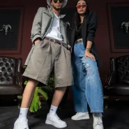 Ein Paar in Oversize-Kleidung