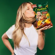 Heidi Klum hält eine Tüte Chipsfrisch Brathähnchen Style von funny-frisch in der Hand