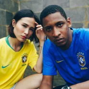 Ein Paar in brasilianischen Fußballtrikots