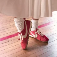 Rote Retro-Sneaker als Beispiel für die Sneaker Trends Herbst 2026