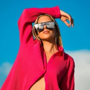 Frau mit großer Shield-Sonnenbrille – Sonnenbrillen-Trends 2026