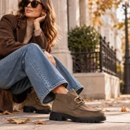Braune Tamaris-Stiefeletten zu Wide-Leg-Jeans und braunem Blazer in einem herbstlichen Outfit