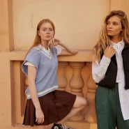 Zwei Frauen tragen Westen im Layering-Look für den Herbst 2026 – eine Strickweste und eine schwarze Steppweste.