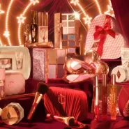 Charlotte Tilbury Beauty-Produkte in festlicher Weihnachtsinszenierung für Beauty Adventskalender 2026