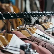Kleidungsstücke auf einer Kleiderstange im Modegeschäft – Symbolbild zur Keller-Warth-Insolvenz
