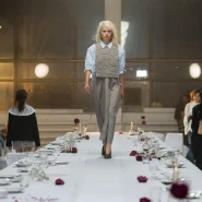 Model mit grauem Outfit auf einem langen, weiß gedeckten Laufsteg bei der Moldovan Brands Runway 2026 in Chișinău.